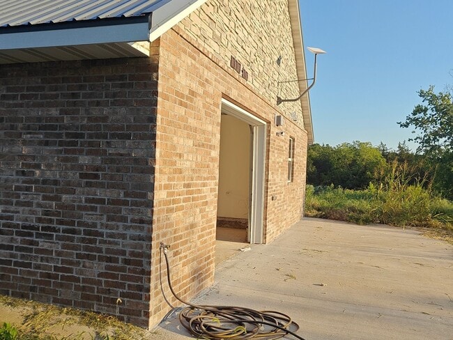 Building Photo - 3 Bedroom Single Family Home in Pleasant Hope