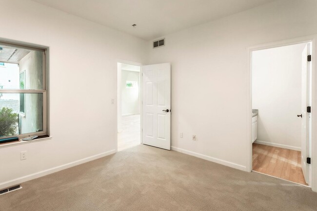 Building Photo - 94 Castle Ridge Dr