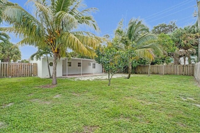 Building Photo - 1205 S Lake Dr