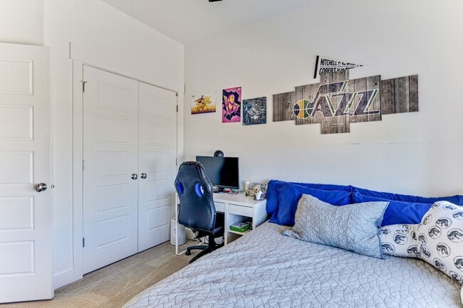 Building Photo - Beautiful Townhome in Daybreak