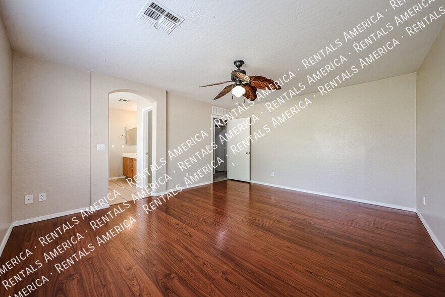 Building Photo - 9202 W MacKenzie Dr