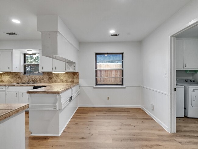 Building Photo - 418 Oakhill Dr