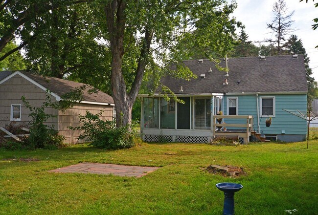 Building Photo - Charming 3-Bed 1.5-Bath Home Available in ...