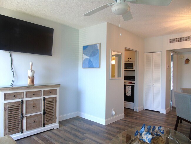Building Photo - 309 Circle Dr S
