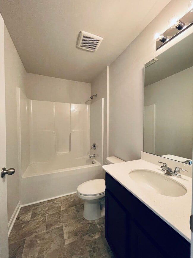 Building Photo - Gorgeous 4bed/3bath home w/ Fenced Yard in...