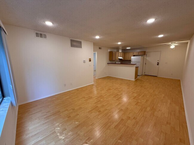 Interior Photo - 950 Edgecliffe Dr