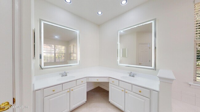 Building Photo - 10061 Vineyard Lake Rd E