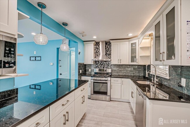 Building Photo - 14 Linden St