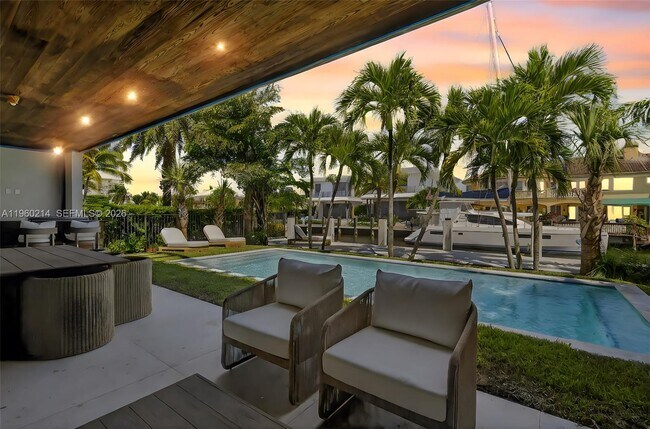 Building Photo - 620 Solar Isle Dr