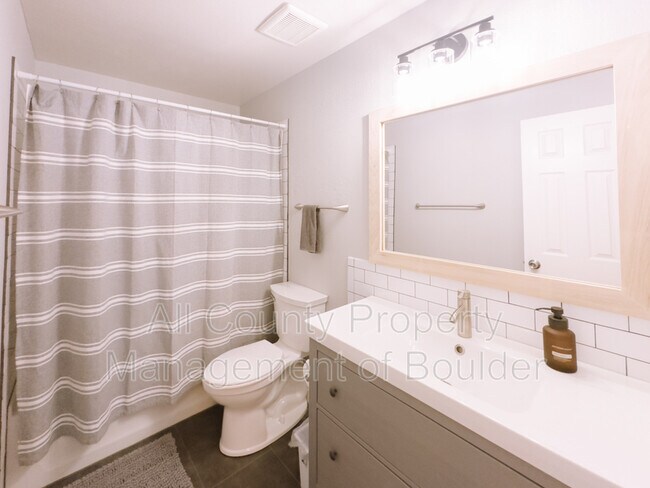 Building Photo - 727 Julian Cir