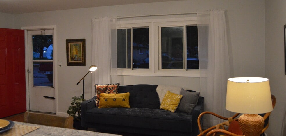 Beautiful living room - 5935 Tangeman Terrace