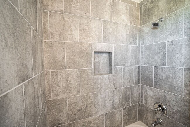 Building Photo - 3/2.5 Beautiful Model Townhome with Screened Courtyard & 2 Car Garage