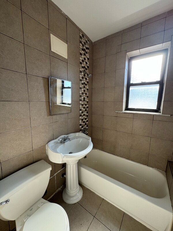 Building Photo - 210 Roseville Ave