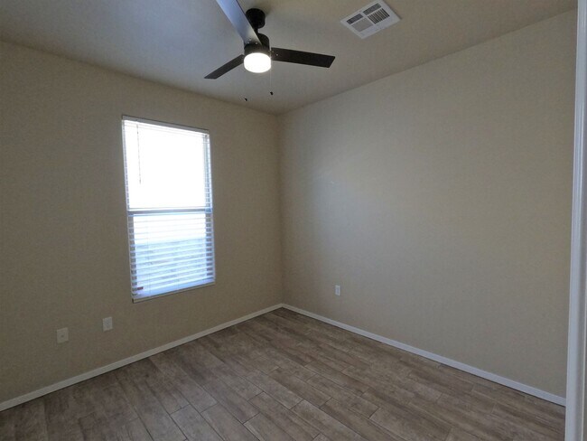 Building Photo - 928 Flora Vista Dr