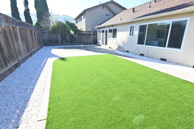 Building Photo - Beautiful 4-Bedroom, 2-bath, fully remodeled home in a prime location. Won’t Last Long!