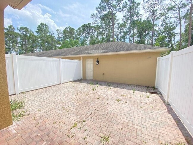 Building Photo - 12856 Salomon Cove Dr