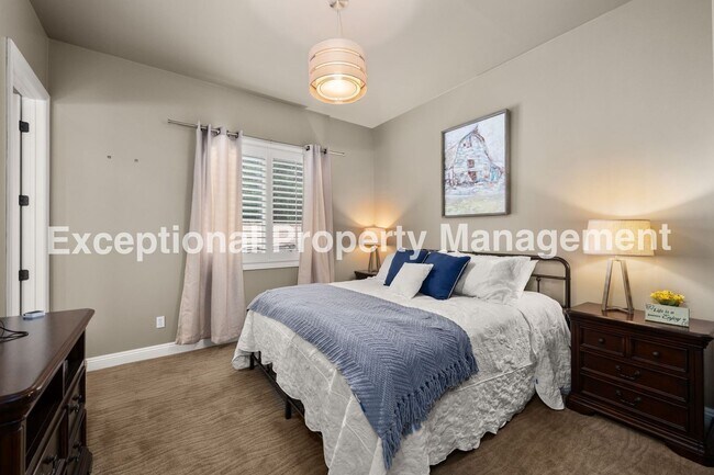 Building Photo - Amazing Executive Estate!