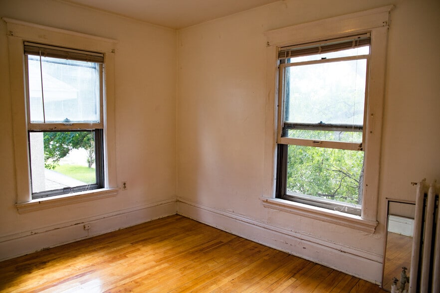 Building Photo - 958 15th Ave SE