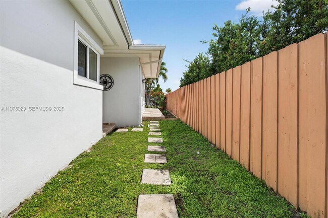 Building Photo - 1470 N Treasure Dr