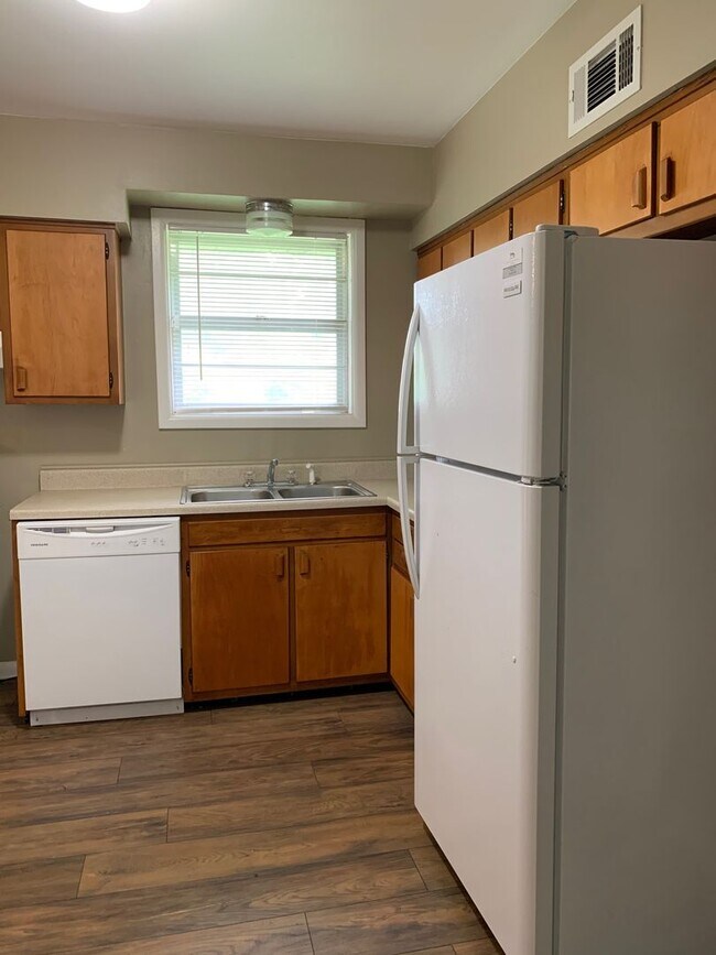 Building Photo - 2bedroom/1bath all brick home - No HUD