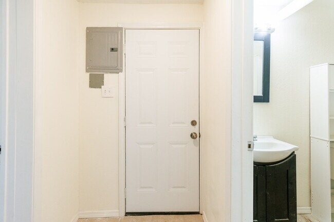 Building Photo - Spacious Backhouse Near Texas Tech, and Medical Centers!!