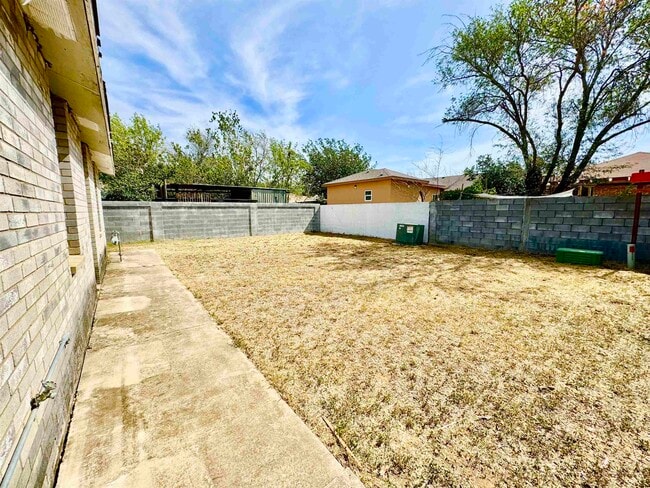 Building Photo - 1421 Reagan Dr