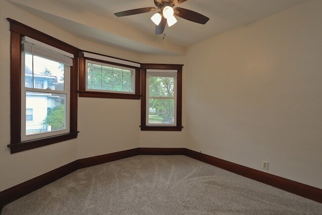 Building Photo - 416 1/2 W Jackson Street Unit