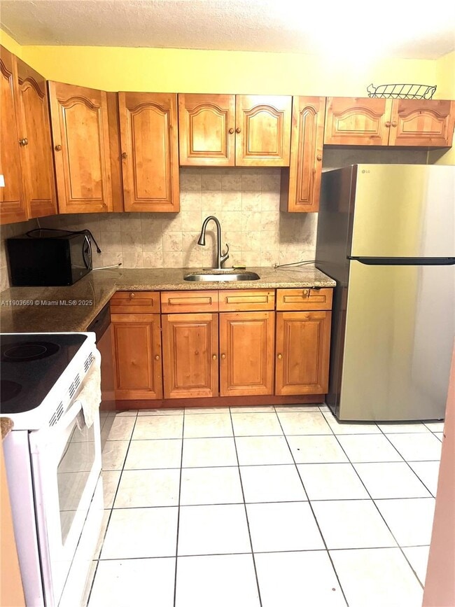 Building Photo - 2025 NE 164th St