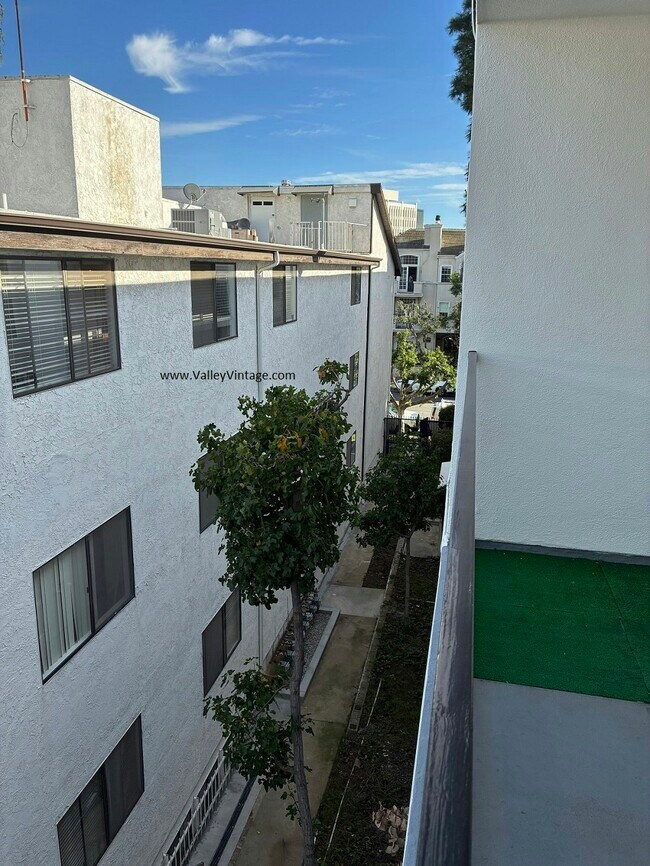 Building Photo - 11687 S Montana Ave