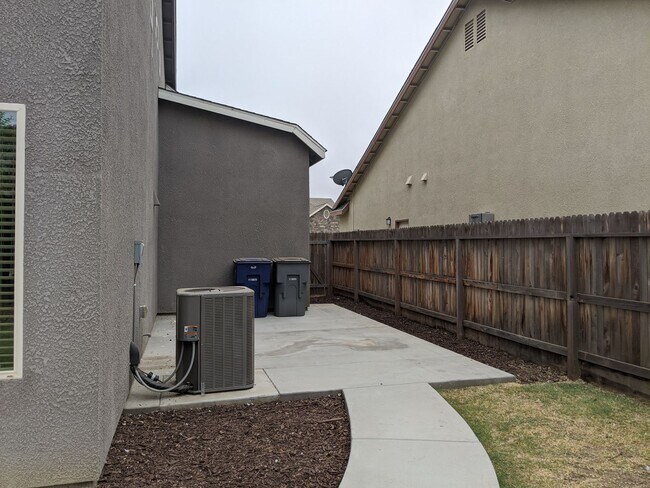 Building Photo - Newer construction home with open floor plan and nice upgrades. Clovis unified schools.