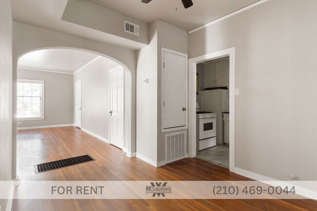 Building Photo - "Charming 2-Bedroom Retreat with Gleaming Hardwood Floors in Prime San Antonio Location!"
