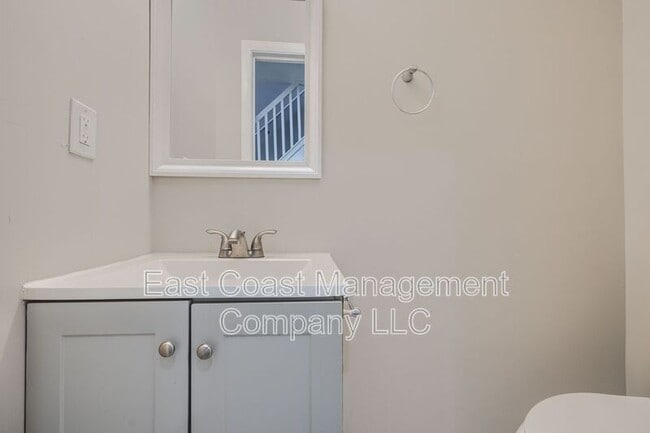 Building Photo - 2622 Llewelyn Ave