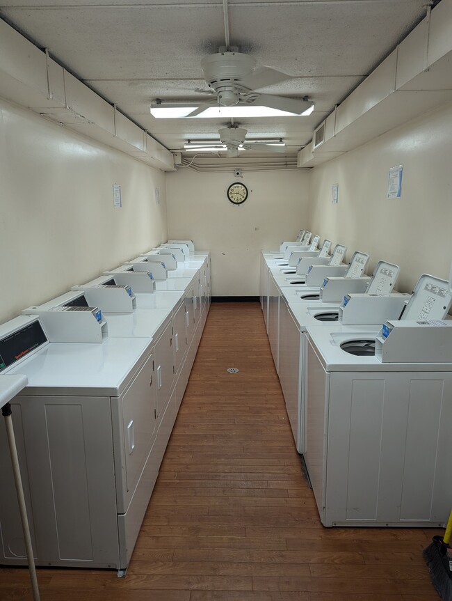 Common laundry room - 300 W Fullerton Ave