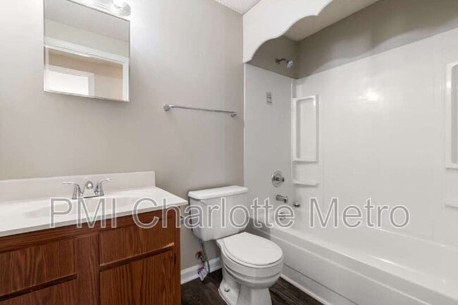 Building Photo - 3214 Old House Cir