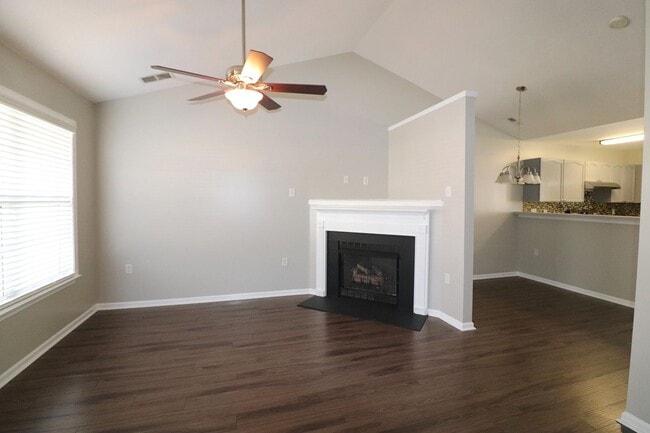 Building Photo - Super Cute 2 bedroom 2 bath townhome In Ro...