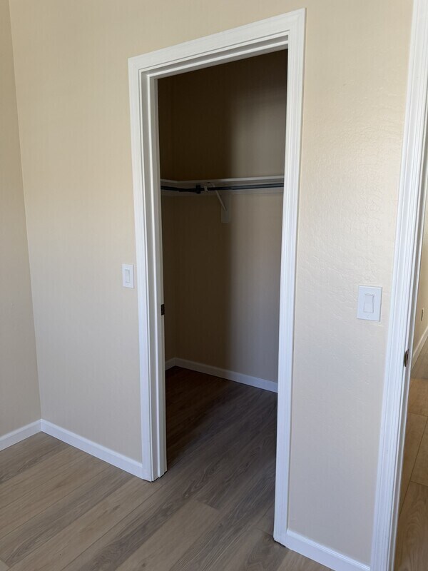 Building Photo - 9233 E Neville Ave