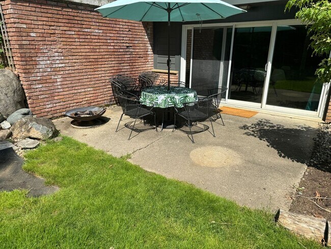 Building Photo - large modern home with big backyard, peace...