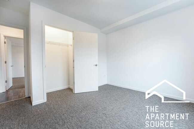 Building Photo - 1544 W Glenlake Ave