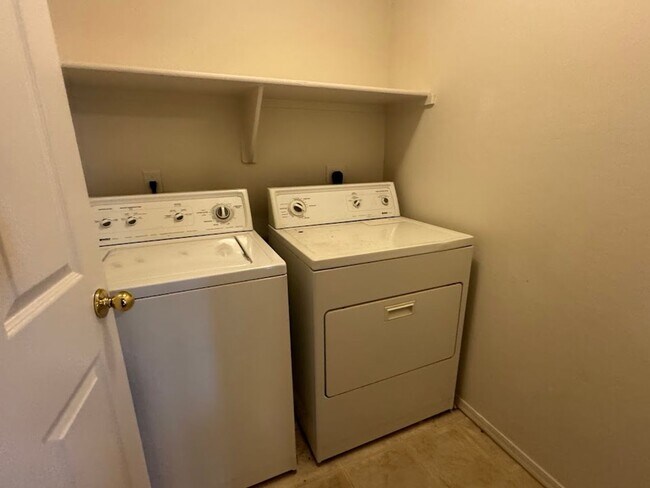 Building Photo - Stylish 3-Bed Home with Loft & Low-Maintenance Backyard in Phoenix