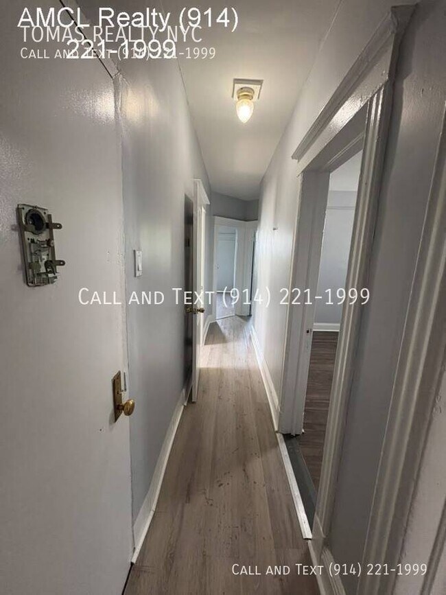 Building Photo - 127 Stanley Ave