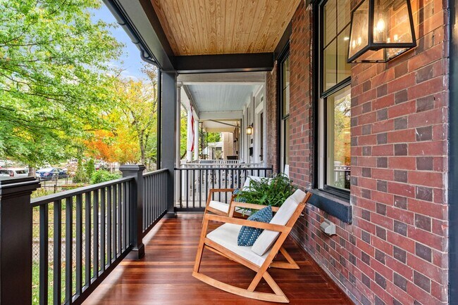 Building Photo - Renovated Hill East 3BR Near Metro + Parking