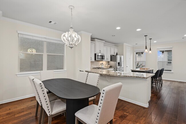 Building Photo - 2713 Shadybrook Meadow Dr