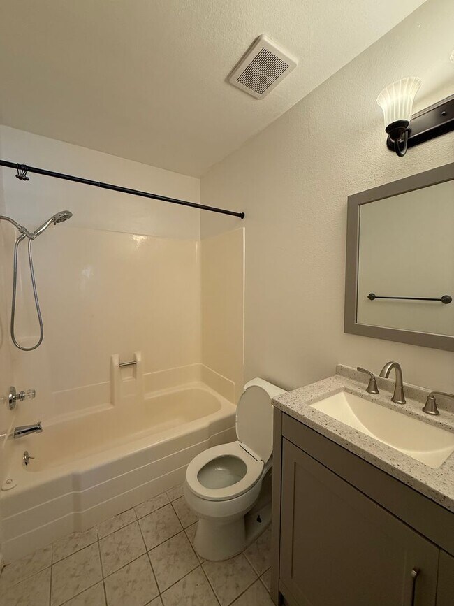 Building Photo - First Time rental in Central Simi Valley, 3 bed, 2 bath