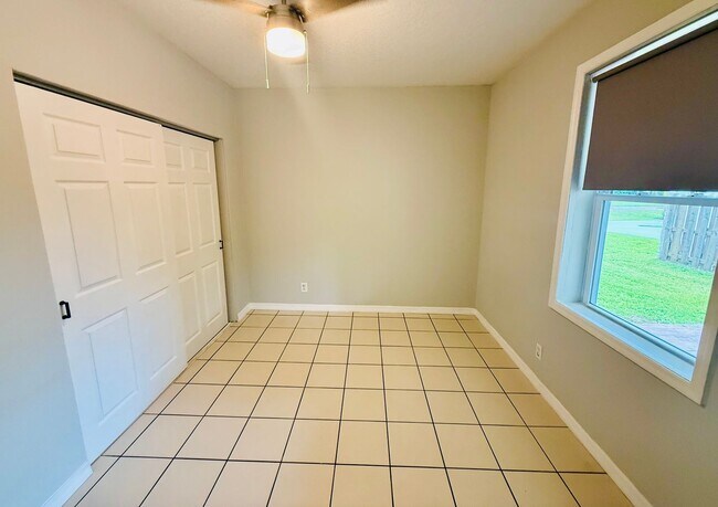 Building Photo - Boater's Dream: 4/2.5/3CG home in exclusiv...