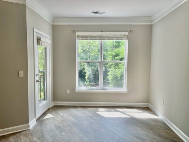Building Photo - Large and quiet 1 BR 1 BA overlooking cour...
