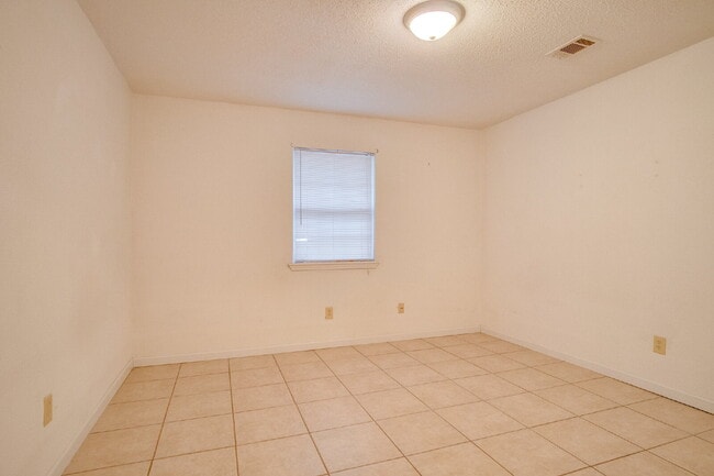 Building Photo - Pet-friendly Spacious Vinyl-Sided 2BR Apartment in Gulf Breeze