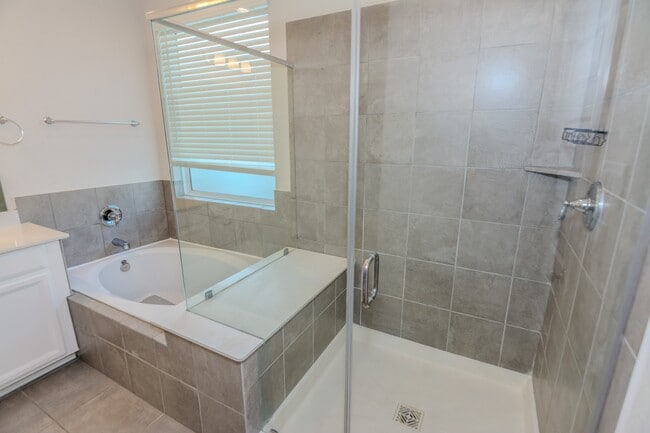 Building Photo - 4120 Split Ivy Dr