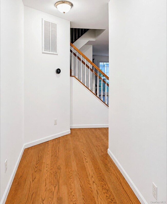 Building Photo - 3 Cedar Hill Dr
