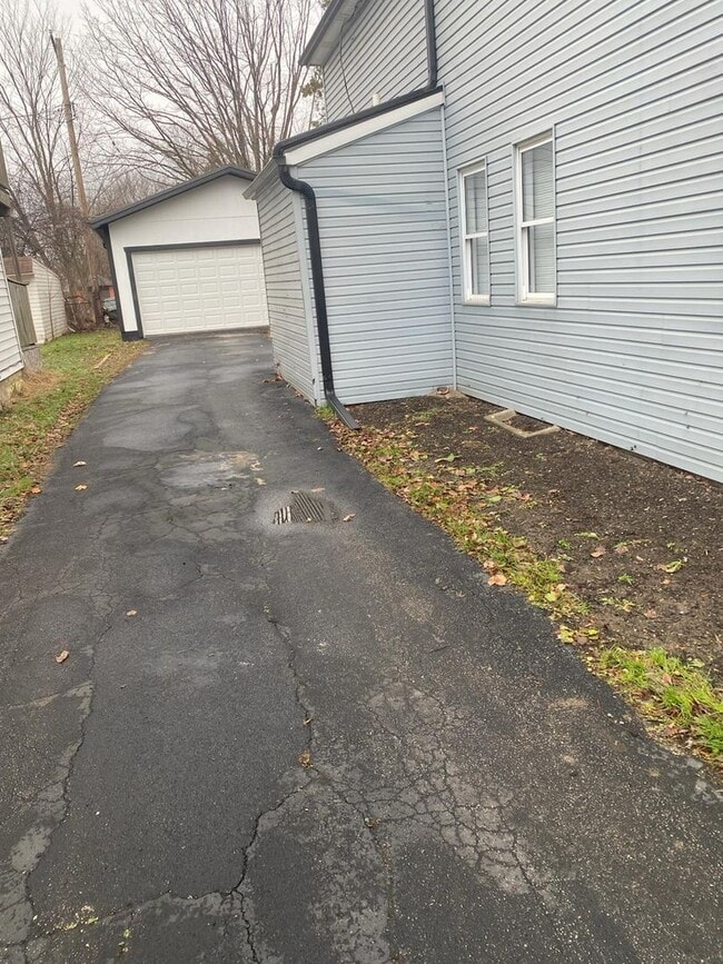 Building Photo - 4093 E 66th St