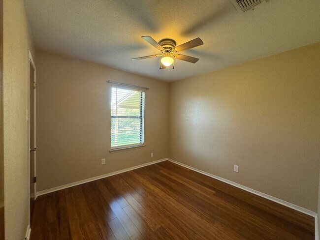 Building Photo - 2212 Phyllis Dr